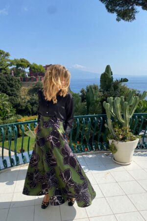 Gonna mezza ruota in duchesse fondo verde fiori neri